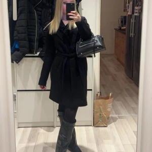 Svart Kappa - Svart lång superfin kappa som funkar utmärkt inför hösten, skoldagar men även utekvällar. Köpt för några år sedan. Från vila