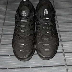 Vapormax - Ja dessa skor är aldrig använda typ men dom har inga skador färgen är bra bubblorna har ingen skada oxå som är bra och dessa går för 2000kr men jag tänker inte överdriva och här kommer fakta om skorna Storlek:44 Färg svart och vit Pris 600kr kan diskuteras  Nör skickas: samma dag eller nästa dag