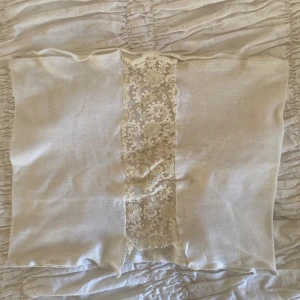 Skitsnygg topp  - Vit tubtop med spets