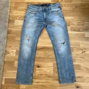 Replay Rocco W32 - Säljer ett par riktigt feta Replay Rocco jeans i storleken w32 och l32. Skriv vid minsta fråga!