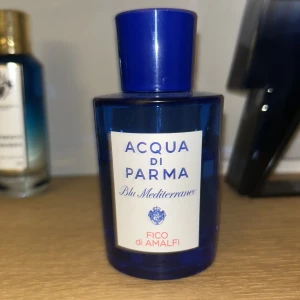 Acqua di Parma Fico di Amalfi - Fräsch och stilren eau de toilette från Acqua di Parma, Blu Mediterraneo-serien. 75 ml flaska, tillverkad i Italien. Perfekt för dig som vill ha en exklusiv touch i vardagen.