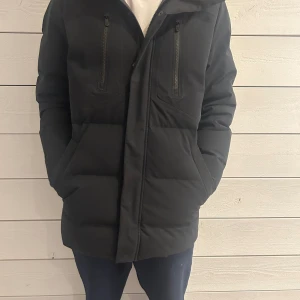 Sail Racing vinterjacka  - Galet snygg Sail Racing vinterjacka T8. Nypris 6000 kr, skicket är 8 av 10. Tjock vinterjacka prefekt för kallare dagar🥶. Pris kan diskuteras! Tveka in på att höra av dig vid minsta fundering!🤩🤩