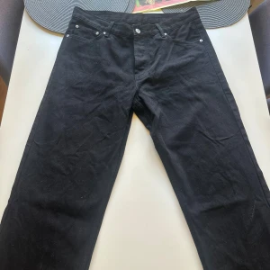 Svarta loose jeans från sweet sktbs - Svarta jeans från sweet sktbs i modellen Sweet Loose Jeans. Byxorna har en loose passform, raka ben och klassisk femficksdesign. Tillverkade i 100% bomull för en skön känsla och snygg look. Perfekta för dig som gillar avslappnad stil.