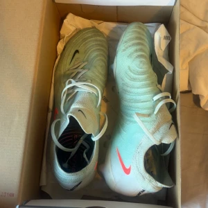 Nike Phantom GX fotbollsskor mint AG - Nike Phantom GX fotbollsskor, använd 4-5 gånger och är i bra skick. Köptes från unisport, dystrare ingår!