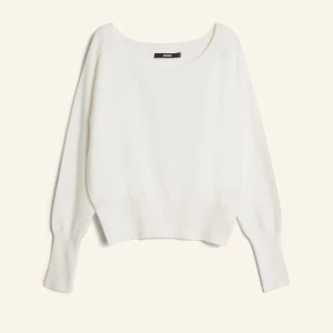 Vit stickad tröja från Bik Bok - Snygg vit stickad tröja från Bik Bok med rund hals och långa ärmar. Tröjan har en loose passform och ribbade muddar vid ärmslut och nederkant. Perfekt för att skapa en clean och fräsch look.