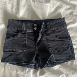Svarta lågmidjade  jeansshorts - Jätte fina jeansshorts från hm 💕