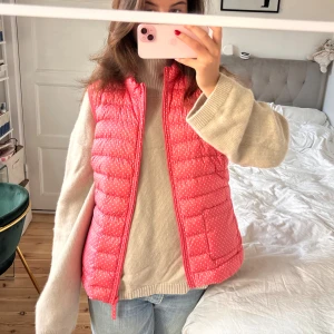 Prickig dunväst!  - Så snygg väst i dun