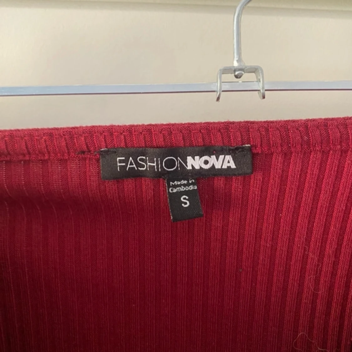 Ribbad vinröd omlottopp Fashion Nova - 2