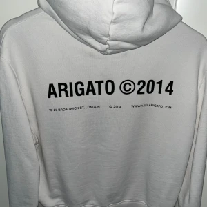 Axel Arigato träja - Säljer en vit hoodie från Axel Arigato eftersom den inte längre kommer till användning, storlek XS