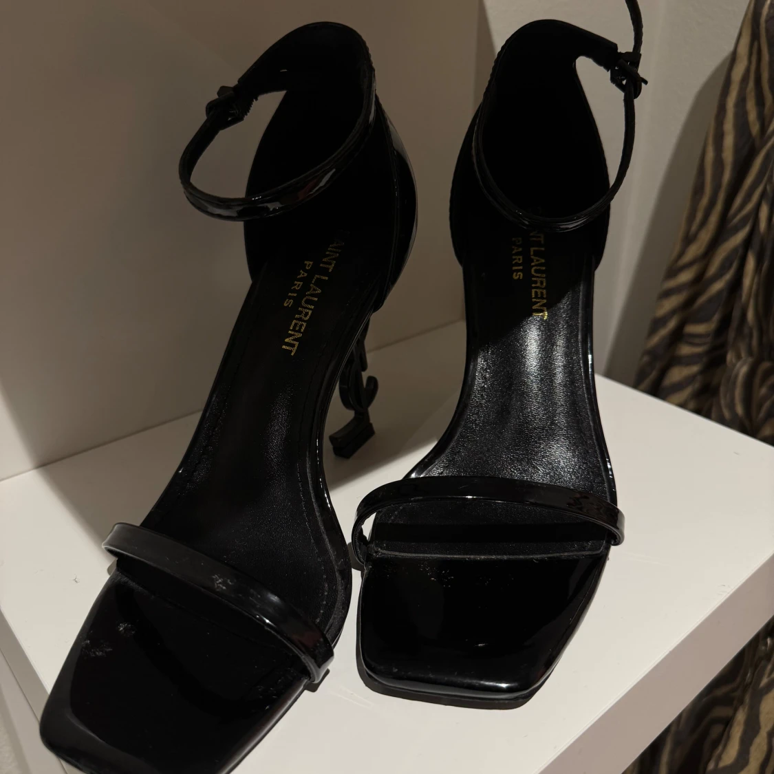 Svarta Saint Laurent klackar med YSL-häl - 1