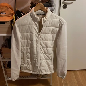 Vit cardigan  - Säljer en stilren vit cardigan från Zara. Jackan har en dragkedja framtill och långa ärmar. Perfekt för kyligare dagar.