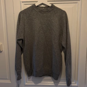 Grå Cashmere tröja - En grå cashmere tröja i storlek S. Tröjan är gammal men bra skick. 