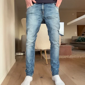 Blå Tiger of Sweden jeans strl 28/32 - Ett par riktigt feta Tiger of Sweden jeans i mycket bra skick priset är inte hugget i sten🪨 och de är bara kontakta mig om de är några frågor😁