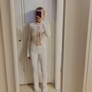 Vita ribbade byxor med matchande tröja  - Vita ribbade byxor med matchande tröja från NAKD. Storlek 36.