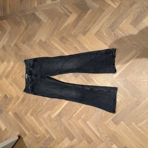 Svarta bootcut jeans från Gina Tricot - Snygga svarta jeans från Gina Tricot i bootcut-modell.