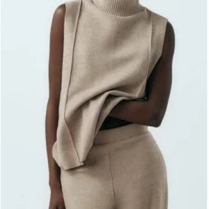 Beige stickade set  - Snygga beige stickade mjukisettet med mjuk och skön känsla. Byxorna har en enkel design med elastisk midja och är perfekta för en chill och avslappnad stil. Passar dig som gillar neutrala färger och bekväma material. 