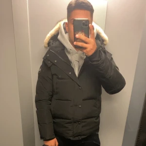 Canad goose black label whyndham parka - Tja, säljer nu denna jacka . Jag är 1,77 (79KG) och den sitter väldigt bra på mig skulle säga att den passar bra till 1,85cm max , väldigt liten defekt som man ej lägger märke till men hör av vid frågor eller mer bilder för de finns🙌🏽 OBS: påse och päls kommer med !