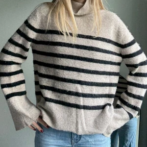 Randig polotröja från Morris  - Beige och svart randig polotröja från Morris Lady. 