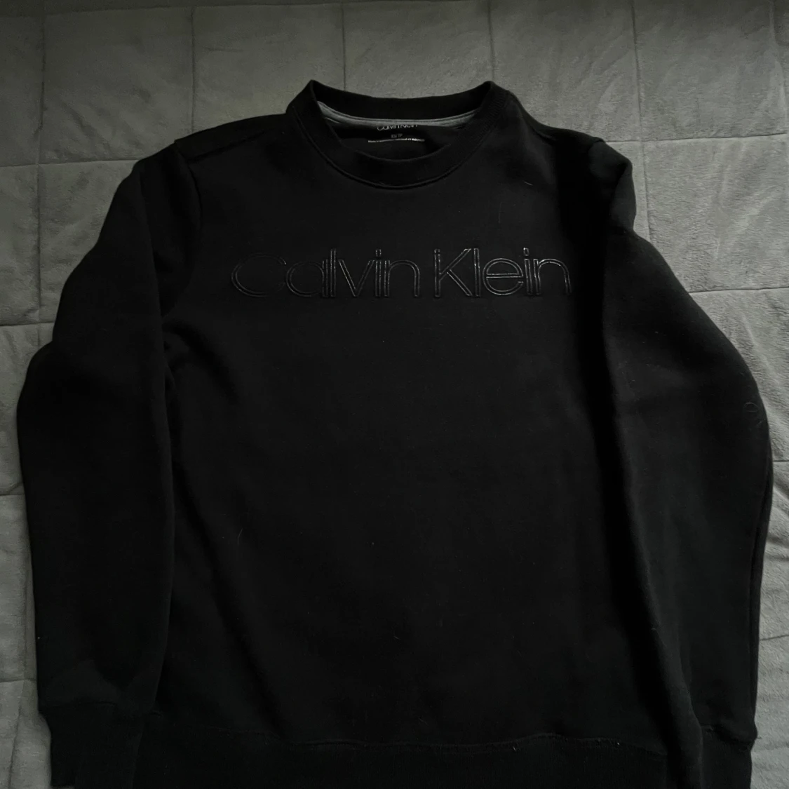 Svart sweatshirt från Calvin Klein XS