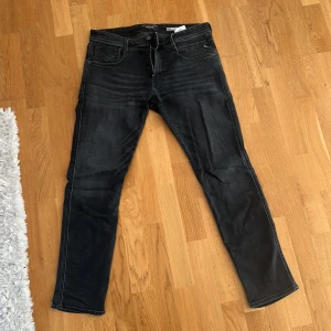 Replay Anbass slim fit jeans svarta - Svarta replay anbass jeans nypris ca 1500, storlek 32 sitter bra på mig som är 184. Jeansen är i väldigt bra skick.