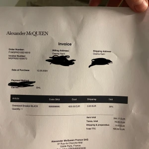 Svarta sneakers från Alexander McQueen - Säljer ett par svarta Alexander McQueen sneakers med chunky plattformssula och breda svarta skosnören. Priset kan diskuteras privat 