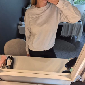 Vit sweatshirt - jättesnyggt bra-att-ha plag❣️