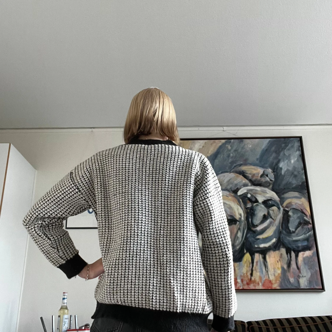 Svartvit stickad tröja med v-ringning - 2