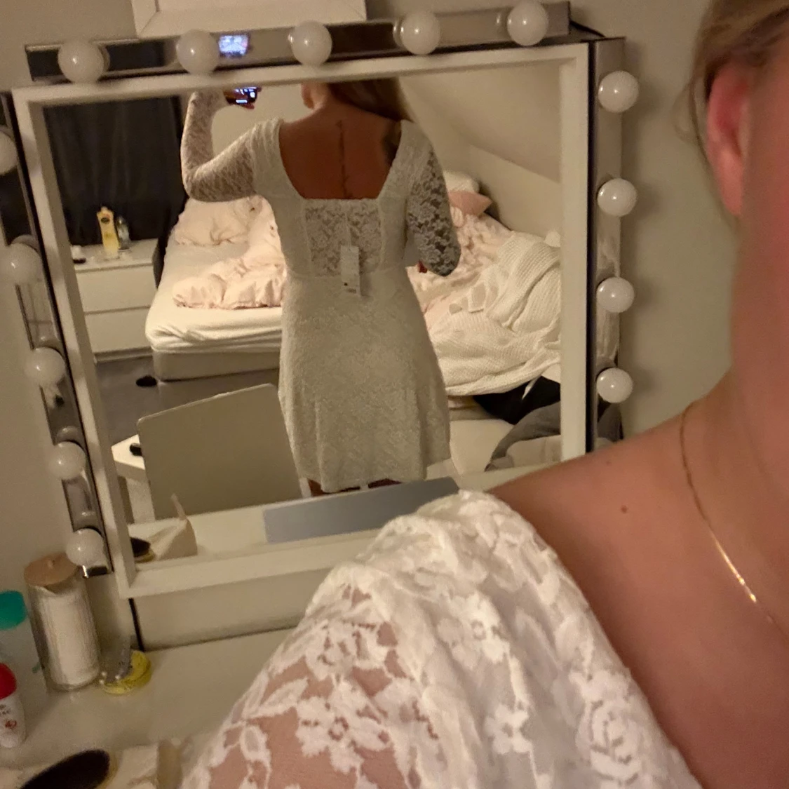 Vit spetsklänning med v-ringning - 1