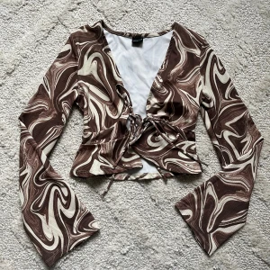 mönstrad topp - croppad tröja som kan bäras öppen eller stängd. använd 1gång!