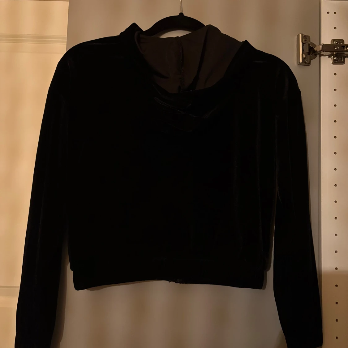 Svart velour hoodie med dragkedja - 1