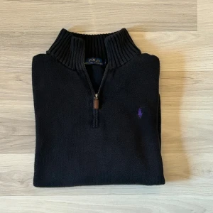 Svart 1/4 Ralph lauren zip - Svart stickad 1/4 zip från Ralph lauren | Storlek - M | Skick 9/10 - mycket bra | inga defekter | Nypris - 2200kr | hör av er vid frågor eller funderingar 🙌