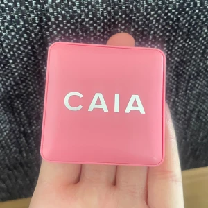 CAIA Matte Blush Cherry On Top - Säljer ett CAIA Matte Blush i färgen Cherry On Top. Använd minst 2 gånger , säljer den pga fel färg på mig. 