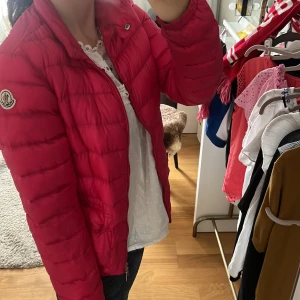 Moncler jacka - Säljer min moncler jacka då den inte kommer till användning längre. Jag köpte den av en tjej på plick, den är i helt okej skick och har lite små fläckar på högra sidan, men tror allt att det ska gå bort i tvätten! 🩷💕 (inte mina bilder!)