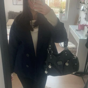 Marinblå kappa - Säljer denna fina marin blåa kappan från design by si, väldigt populär och superfin. Passar perfekt till både höst och vår när de blir lite kallt ute. Den är använd några gånger men inget som syns.