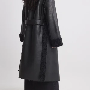 Teddy coat - Använt 1 gång, köptes från NA-KD för 1399kr, den är nästan ny. I storlek 36 men passar även 38. Den finns inte att köpa, priset går att diskutera ä.