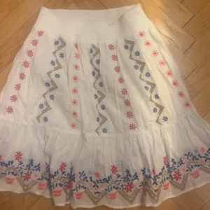 Cool kjol - Säljer nu denna unika kjol då den tyvärr inte passar mig🥹köpt på Åhléns i stan men märkte är odd molly och storleken skulle jag säga är cirka M💓