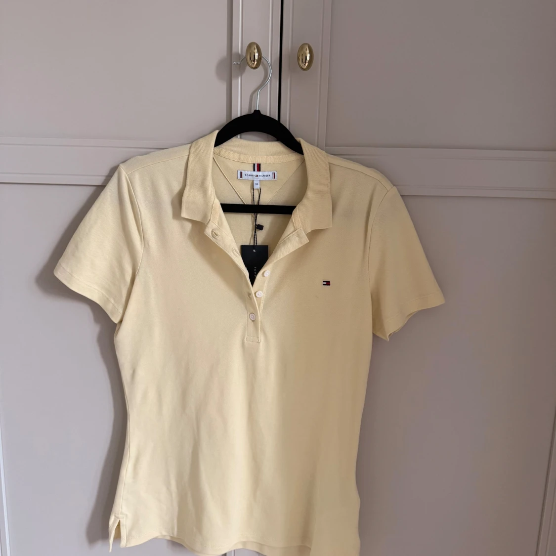 Gul piké från Tommy Hilfiger