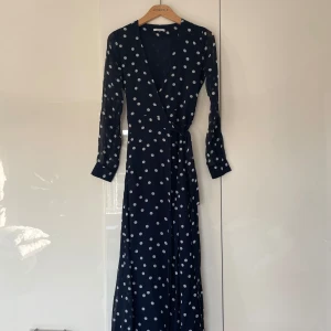 GANNI omlottklänning - Säljer nu denna ljuvliga klänning från GANNI i nyskick, den har blivit för liten för mig tyvärr. 