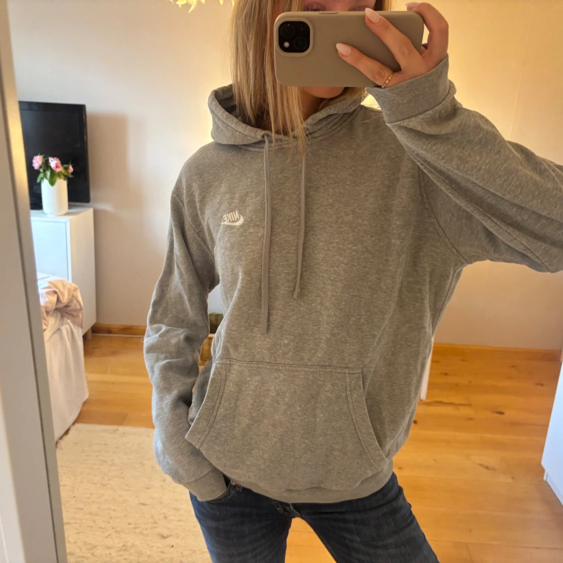 Grå hoodie från Nike med huva - 1