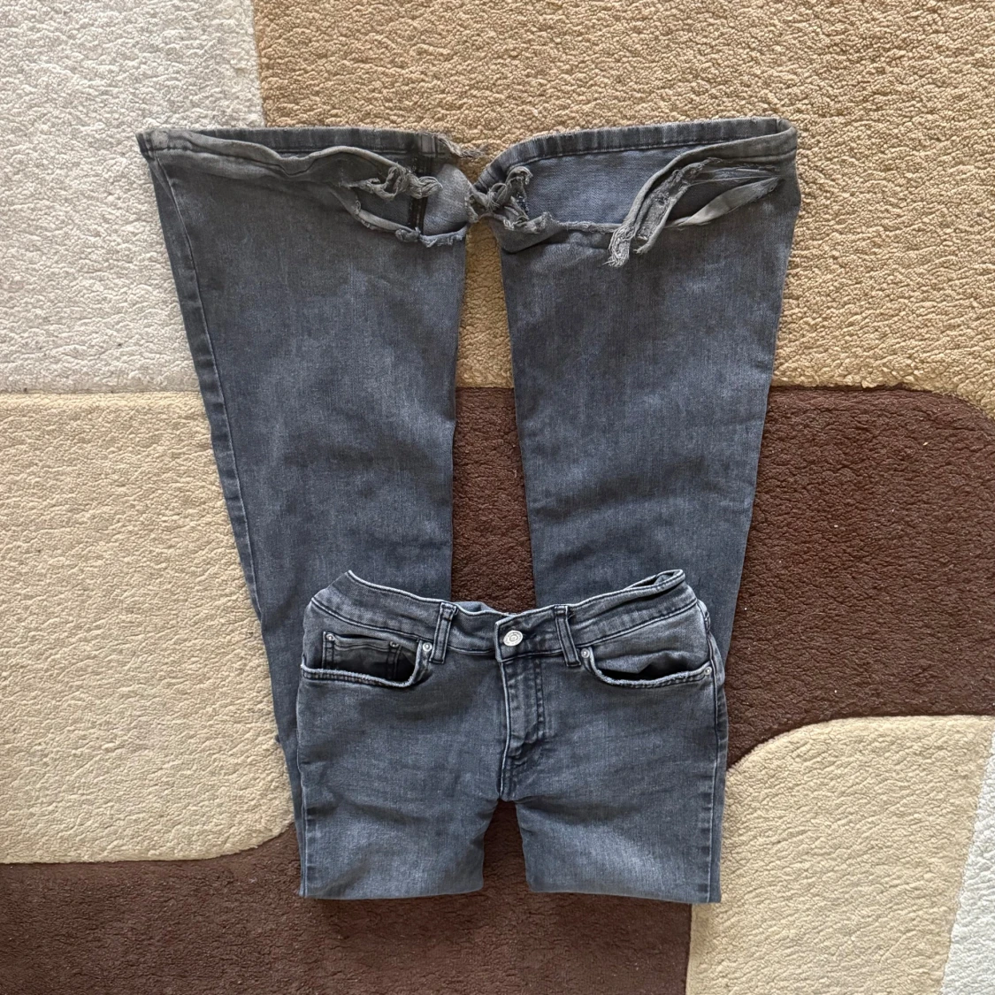 Grå bootcut jeans med slitning