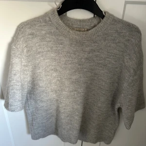 Stickad T-shirt från Gina - Knappt använd🩷