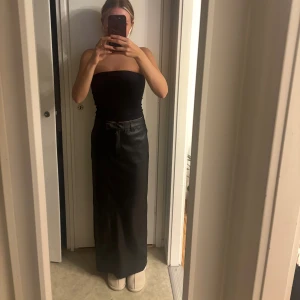 Svart skinnkjol från Gina - Säljer svart skinnkjol från Gina i storlek S aldrig använd 