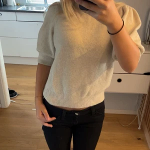 Stickad T-shirt  - Stickad T-shirt från Vero Moda med puffiga ärmar. Lite nopprig.