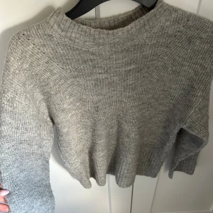 Grå stickad tröja - Grå stickad tröja med lite kortare ärmar