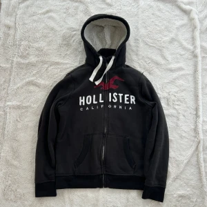 Hollister zip/jacka med foder - En tjock zip från Hollister i storlek M (HERR). Den bedöms vara använd men i fortsatt gott skick. Jag skickar ditt köp inom 24h. Se liknande zip i min profil! 