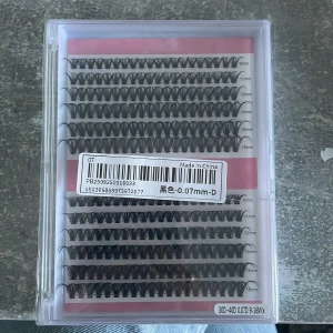 Mixade volymfransar 9-16mm D-böj - Svarta volymfransar i mixad längd från 9 till 16 mm och 0.07 mm tjocklek. Fransarna har D-böj och kommer i en praktisk ask med flera rader. Perfekt för att skapa fylliga och dramatiska fransar.