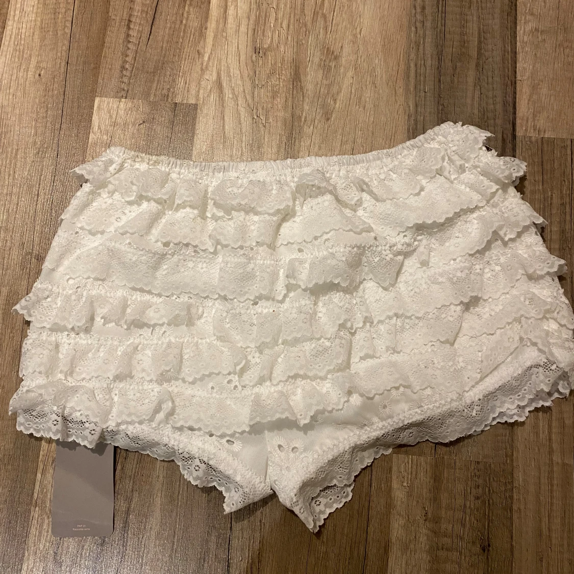 Vita spetsiga volangshorts - 3