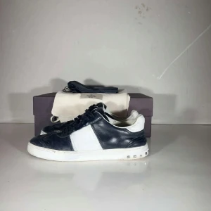 Valentino Flycrew storlek 41 (passar 42-43) - Säljer nu ett par valentino flycrew i relativt bra skick. Allt ingår som syns på bilderna. Varit hos en skomakare så sulan och spikar vid hälen är fixade. Om du har några funderingar är det bara att ställa. Väldigt exklusiva skor då dom ej görs längre.