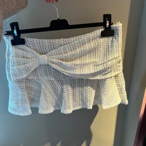 minikjol med volang  - så så söt! kort och lågmidjad. har shorts i sig!!! passar S-M