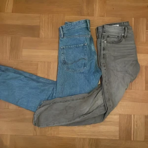 Blå och grå jeans från Jack&Jones - Två par jeans från Jack&Jones, ett par klassiskt blå och ett par grå. De grå jeansen är modellen Tapered Mike (lite mer slim) i stl 28/32. De blåa jeansen är i modellen Chris/relaxed (lite mer loose) I stl 27/32. 👖Här säljs ett två pack för 399 men är man intresserad av bara ett par är det bara att kontakta mig då de säljs enskilt för 250 kr.👊✅